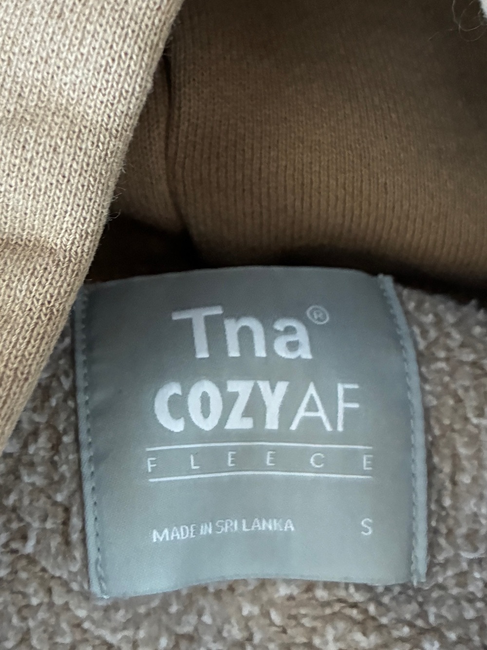 Aritzia - Tna - Tan Sweatsuit set
Joggers and cropped hoodie - Picture 2 of 3